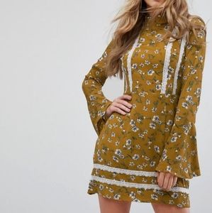 MISSGUIDED FLORAL FLARE SLEEVE DRESS